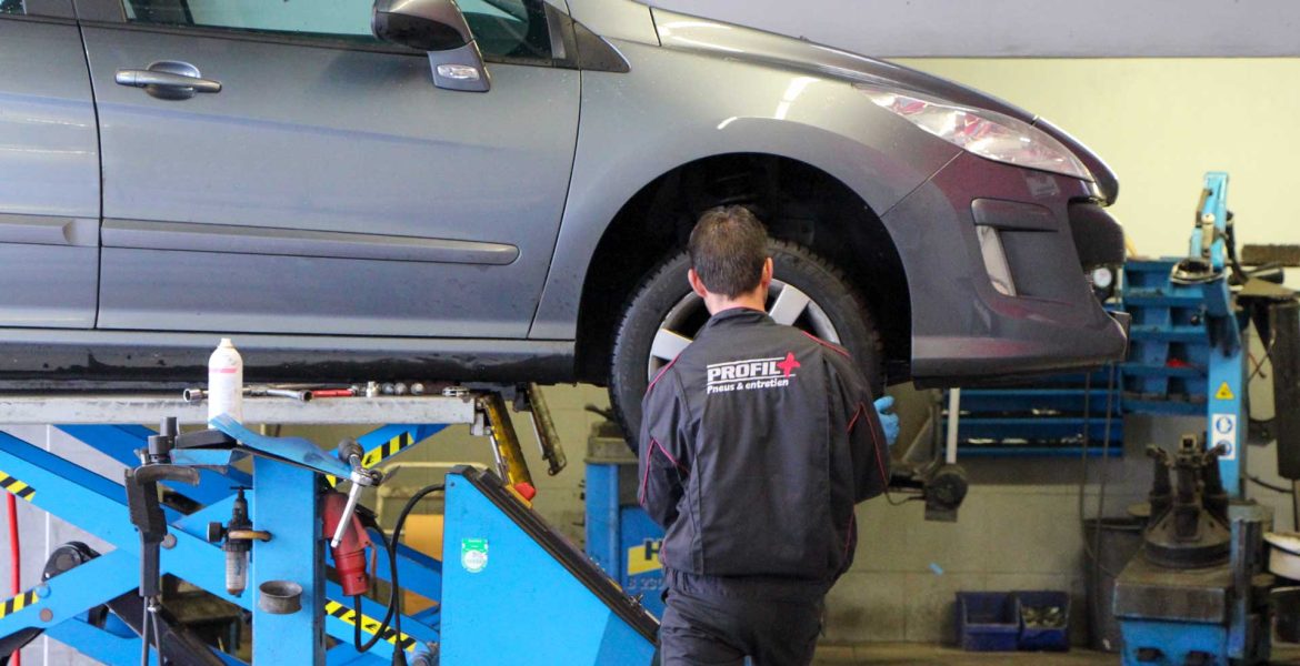 mecanicien-changement-pneu-voiture