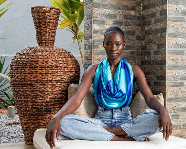 africaine-assise-en-tailleur