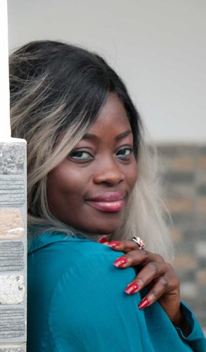 gros-plan-africaine-de-dos