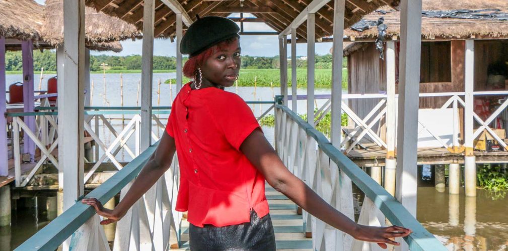 africaine-devant-fleuve