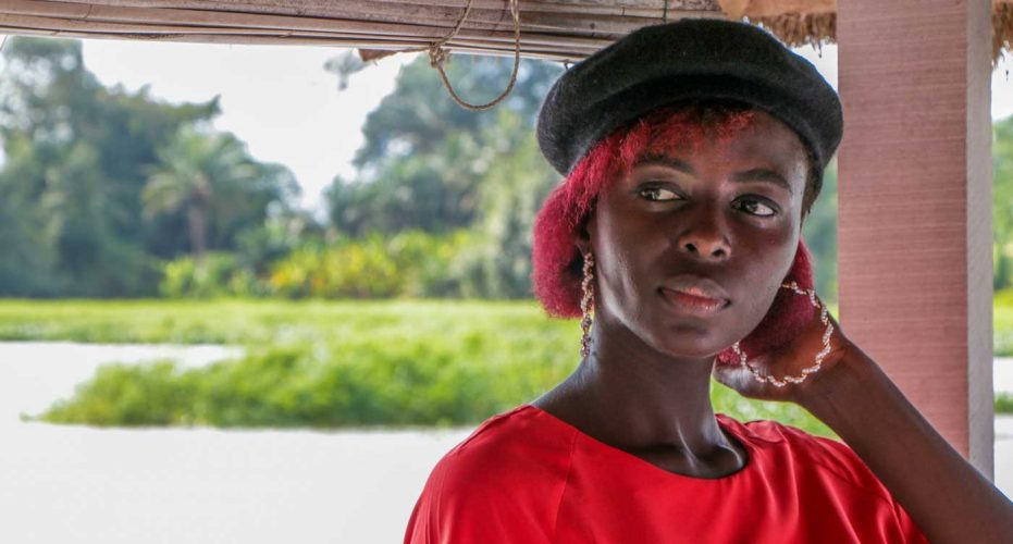 africaine-en-rouge-avec-beret