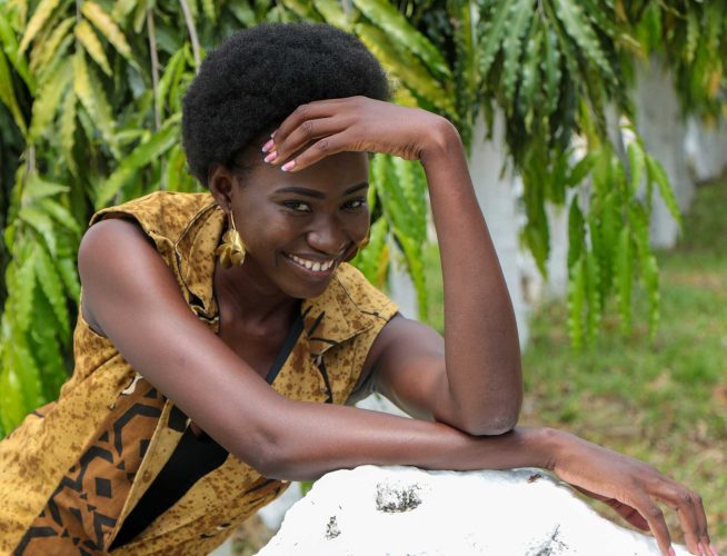 africaine-sourit-en-se-tenant-le-front