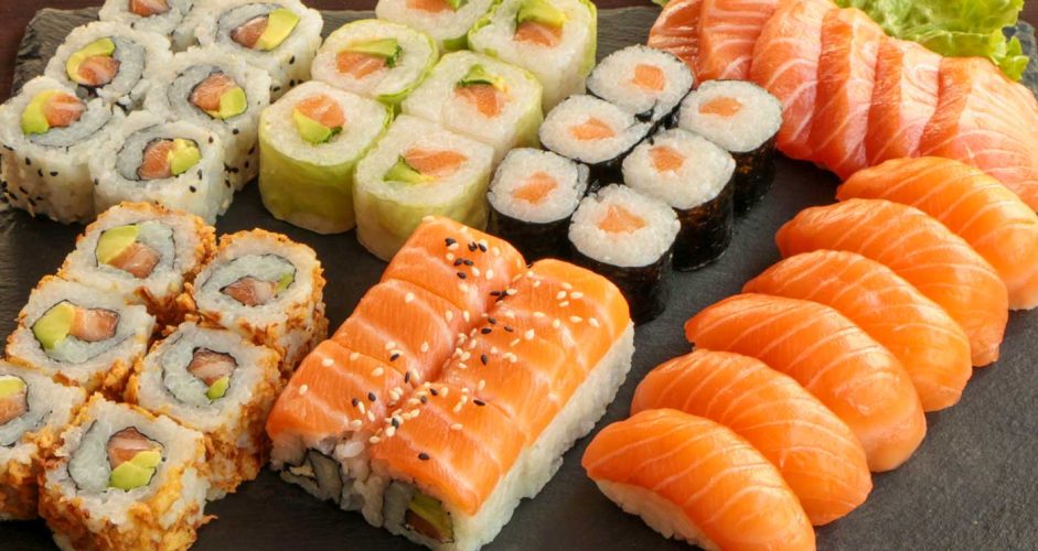 assortiment-de-sushis-sur-ardoise