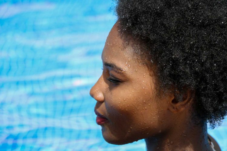 de-profil-a-la-piscine