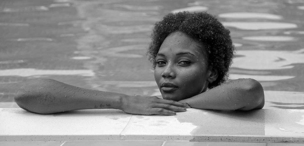 fille-a-la-piscine