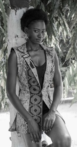mannequin-africaine-adossée-a-un-arbre